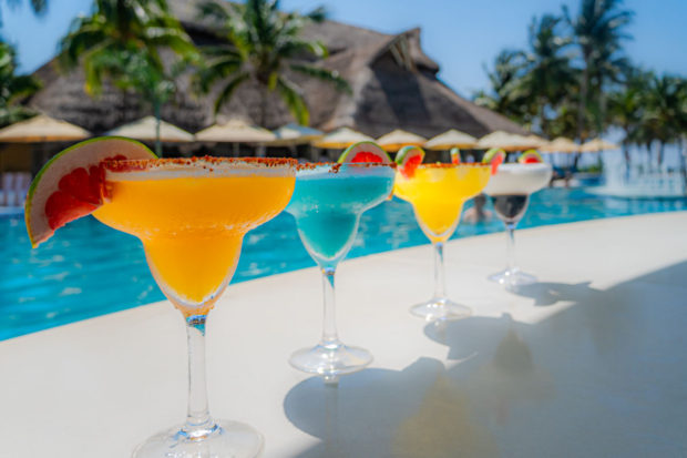 Bebidas en la piscina de Catalonia Royal Tulum