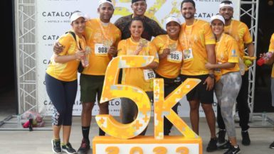 Corredores con medallas en la Carrera Catalonia 5K 2023