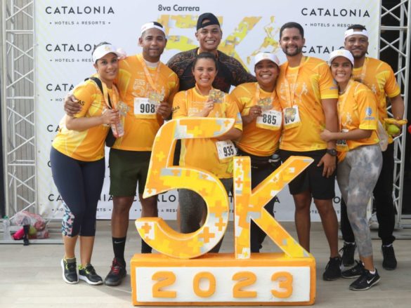 Corredores con medallas en la Carrera Catalonia 5K 2023