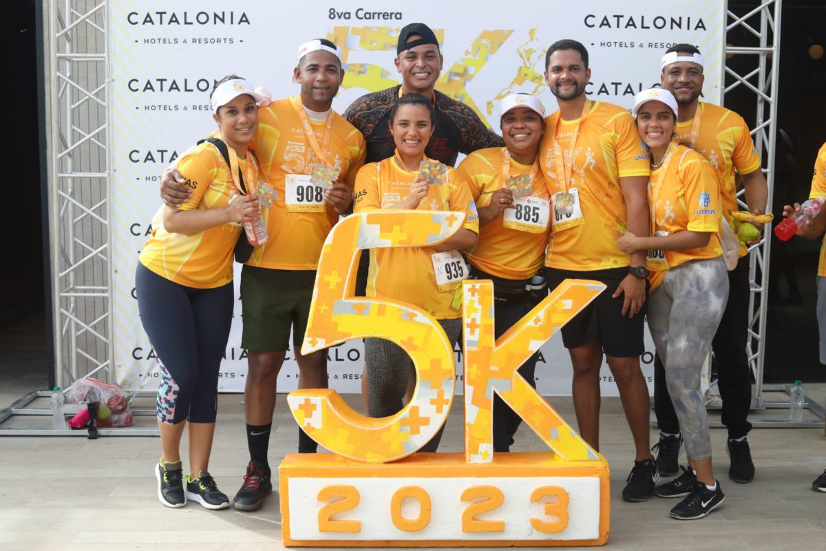 Corredores con medallas en la Carrera Catalonia 5K 2023