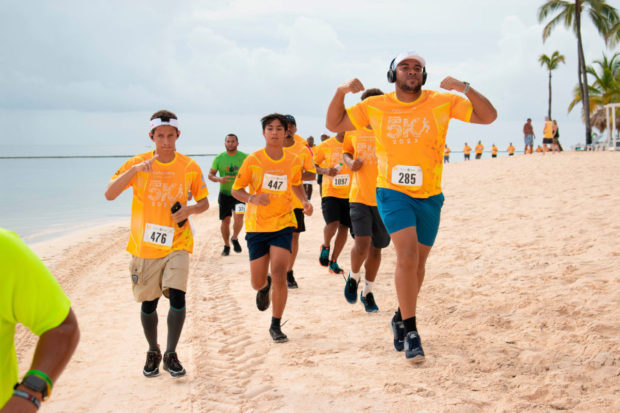 Corredores en la playa en la Carrera Catalonia 5K 2023