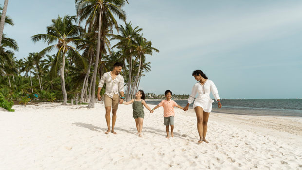 padres-niños-playa