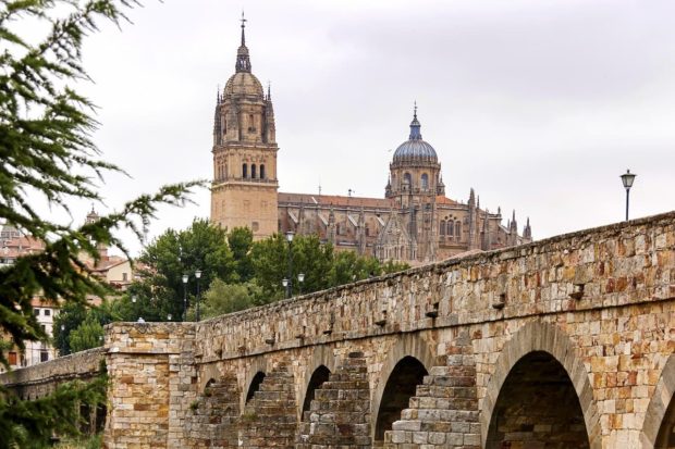 Puente de Salamanca y catedral