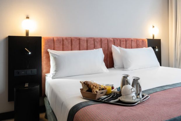 Room Service en la Habitación del Hotel Catalonia Vondel