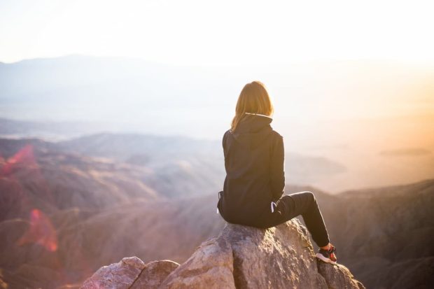 Mujer viajando y reflexionando por el mundo