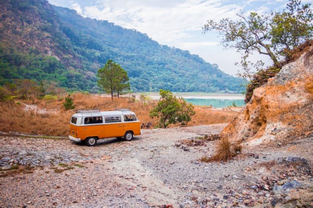 Caravana en el campo haciendo Slow Travel