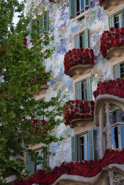 Casa Batlló decorada con motivo de Sant Jordi