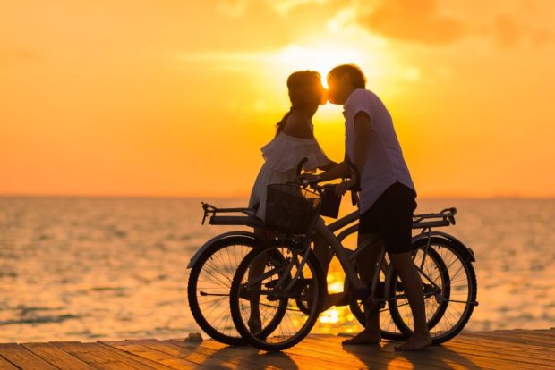 Pareja besándose en su luna de miel