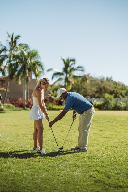 mujer-jugando-golf