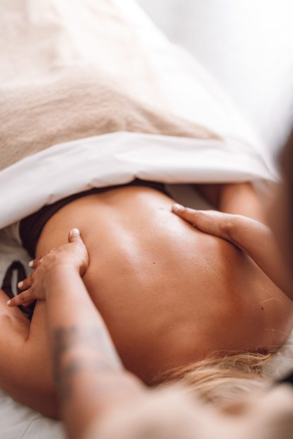 mujer-recibiendo-masaje-en-spa