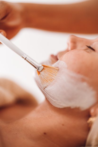 mujer-recibiendo-tratamiento-spa