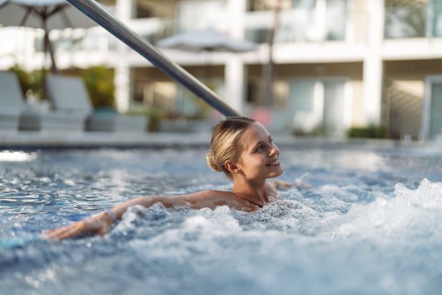 mujer-relajandose-en-piscina-spa
