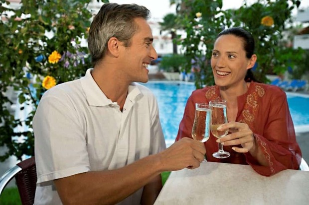 Pareja brindando en Canaria