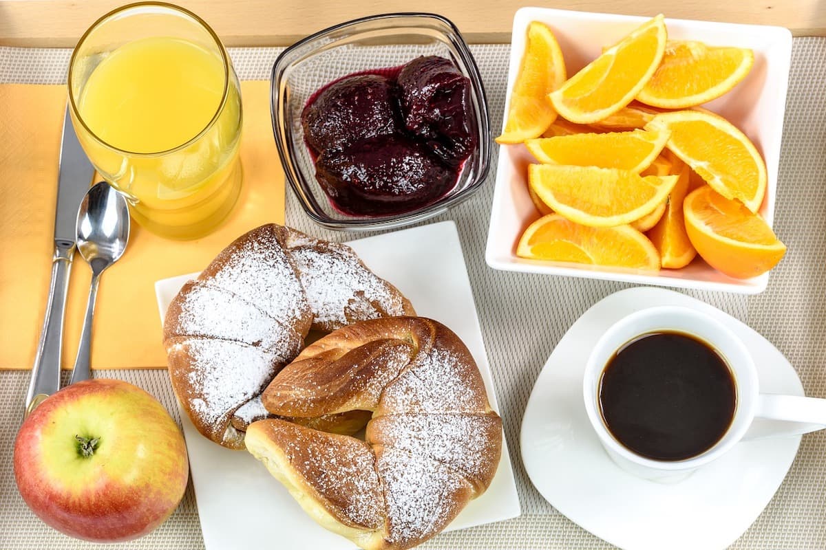 Desayuno continental de un hotel