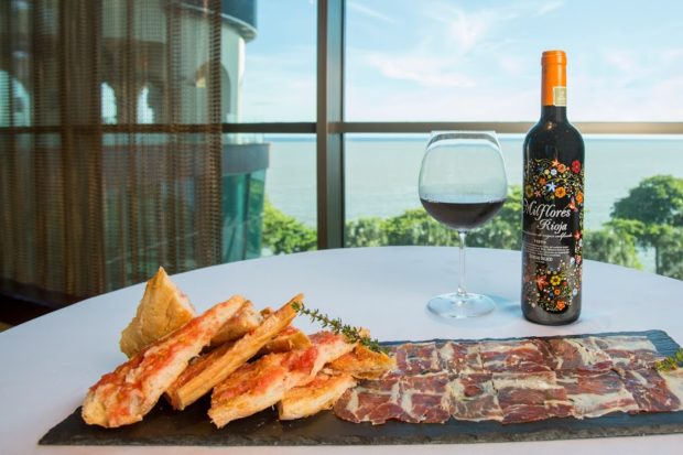 comida y vino en una mesa