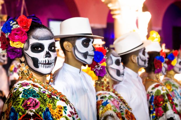bailarines-pintados-dia-de-los-muertos-mexico