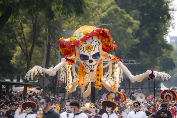 esqueleto-gigante-dia-muertos-mexico