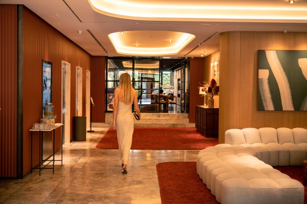 mujer-entrando-hotel-catalonia