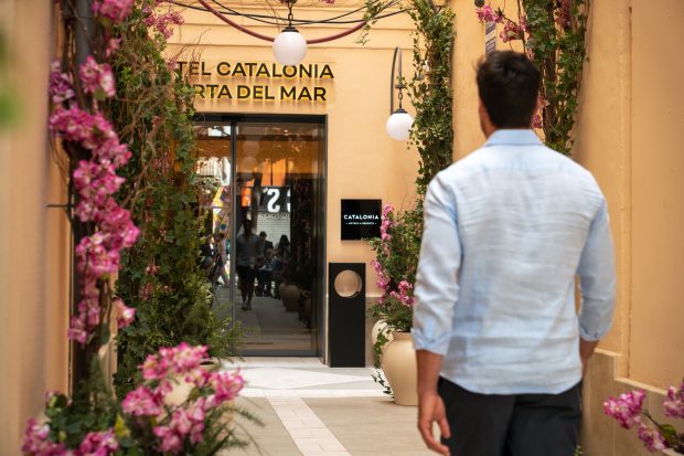 hombre-entrando-hotel