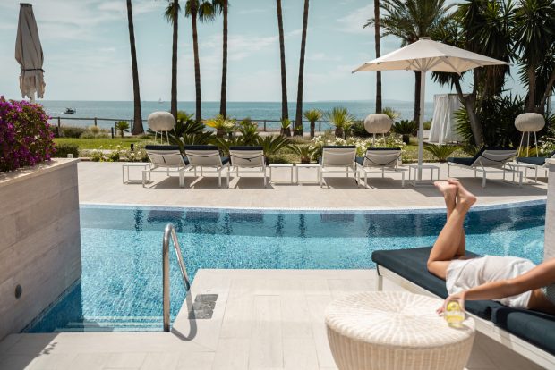 mujer-piscina-hotel-canarias