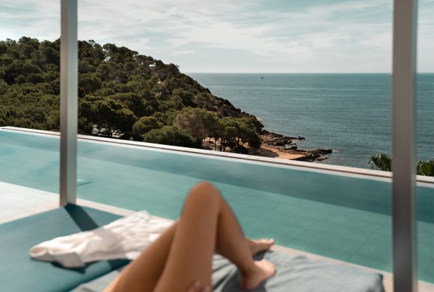 mujer-descansando-piscina-canarias