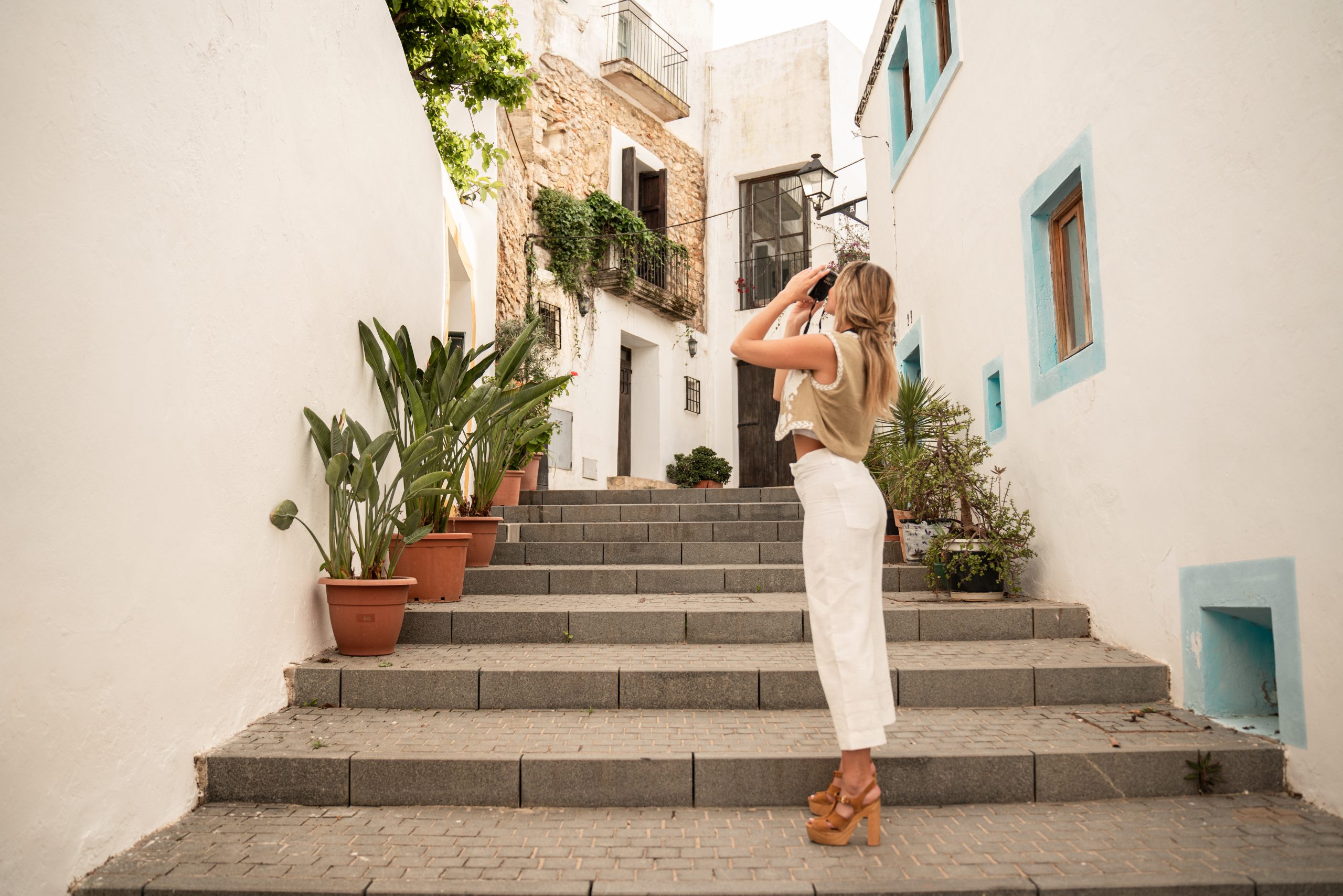 mujer-en-calles-canarias-turista