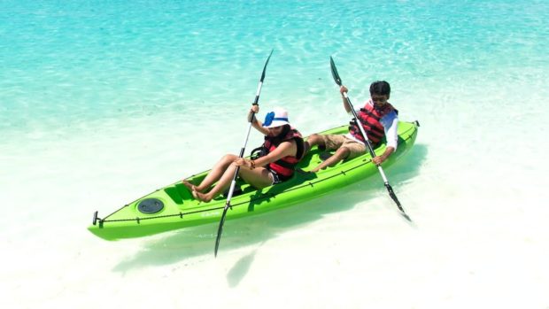 Pareja realizando una ruta en Kayak en Ibiza