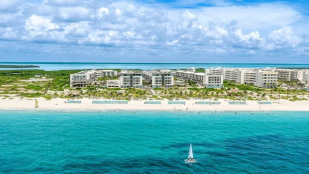 Vista del hotel Catalonia Grand Costa Mujeres desde un dron