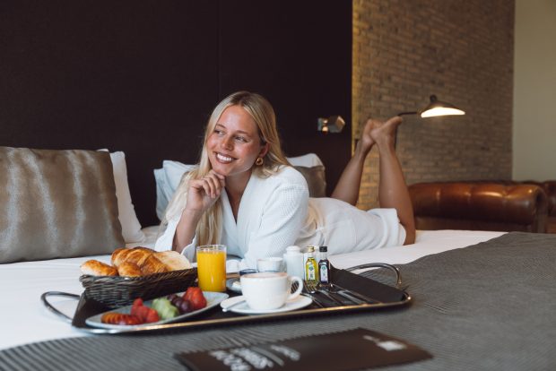 mujer-con-desayuno-cama-catalonia