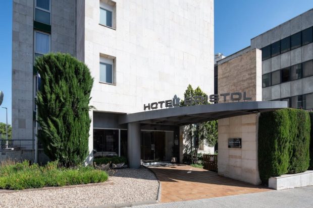 Entrada del hotel Catalonia Bristol