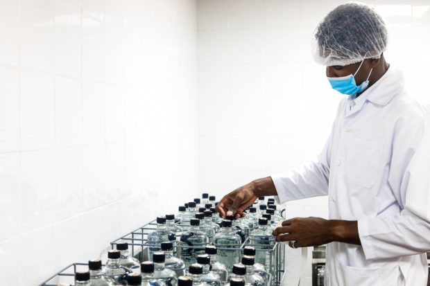 Colaborador junto a botellas de cristal