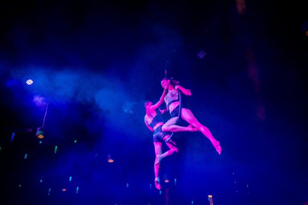 Acrobacias en el Show de Rauxa en Catalonia Royal Tulum Adults Only