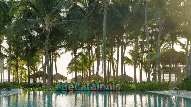 palmeras-atardecer-piscina