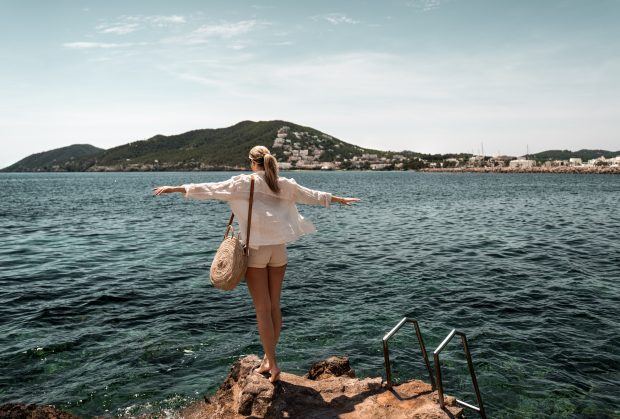 mujer-en-mar-catalonia