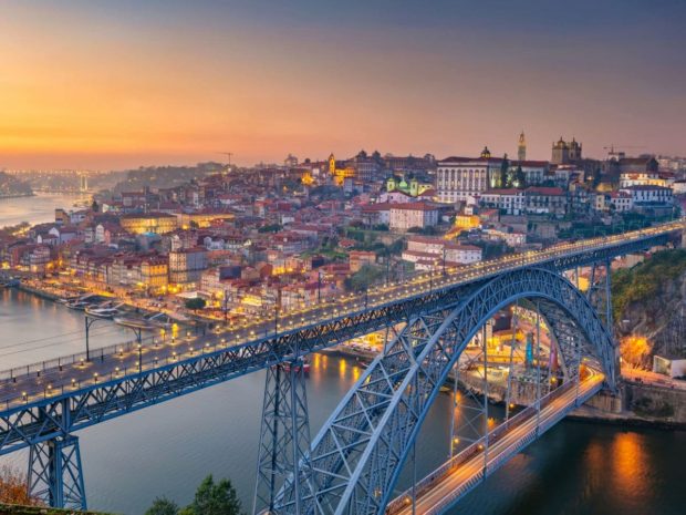La ciudad de Oporto vista por la noche