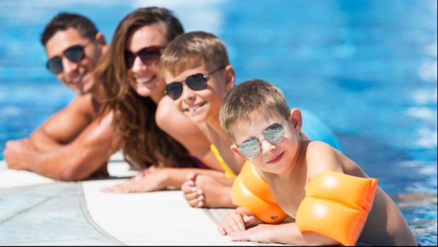 Familia en la piscina del hotel Catalonia Santo Domingo