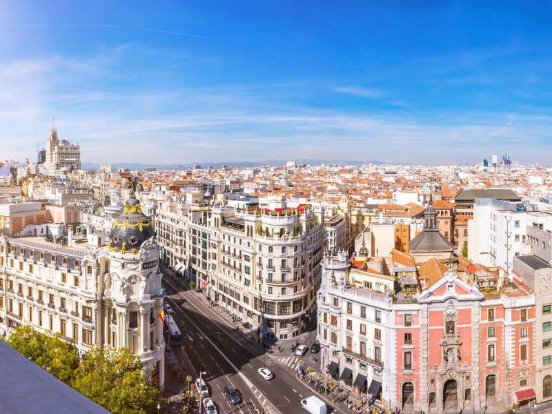 Madrid Skyline. Panorama über die Hauptstadt von Spanien mit Aussicht auf die Gran Via und dem Metropolis Haus.