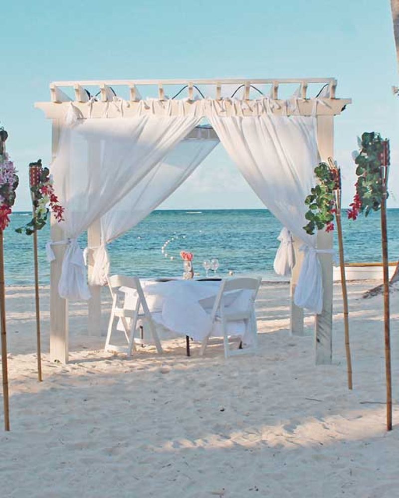 Romantic-Dinner-on-the-beach