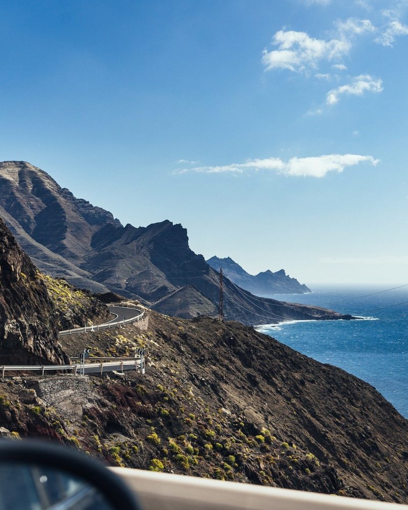 Carretera entre montaña y mar
