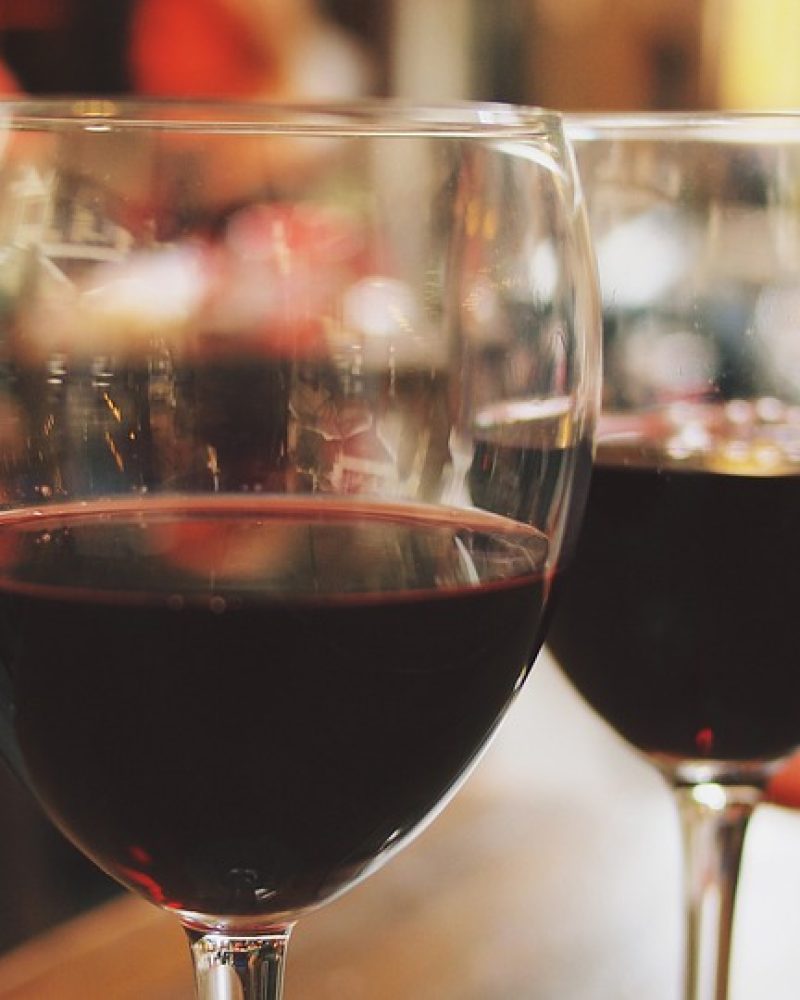 tapas y vino en sevilla