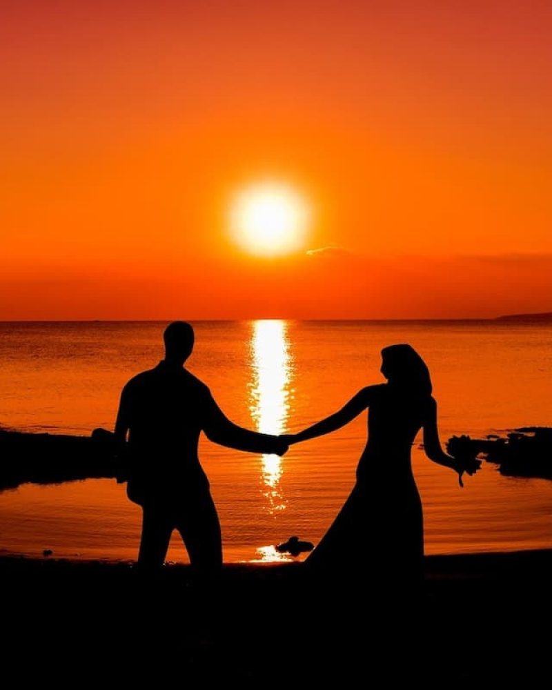 Pareja celebrando su luna de miel en España